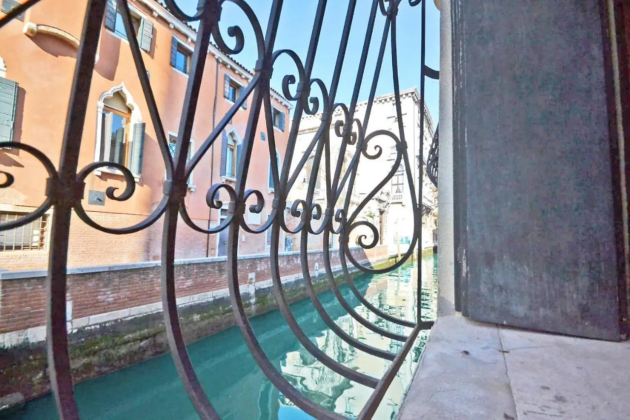 San Barnaba On The Canal Benátky